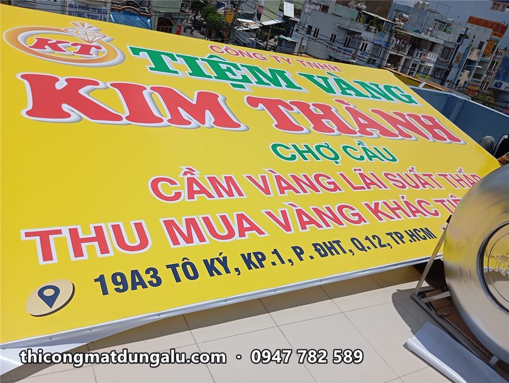 Cận cảnh bảng Tiệm Vàng Kim Thành Chợ Cầu với dòng cầm vàng lãi suất thấp, thu mua vàng