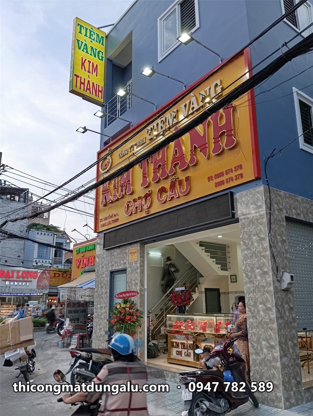 Mặt tiền tiệm vàng Kim Thành hoàn thiện với bảng ngang và hộp đèn dọc ở góc nhà