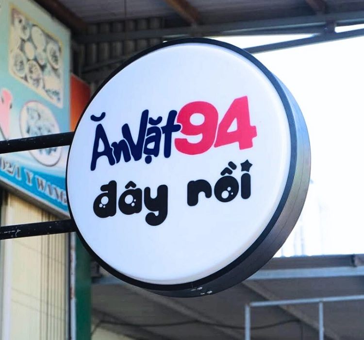 Hộp đèn tròn mặt trắng chữ màu của tiệm ăn vặt