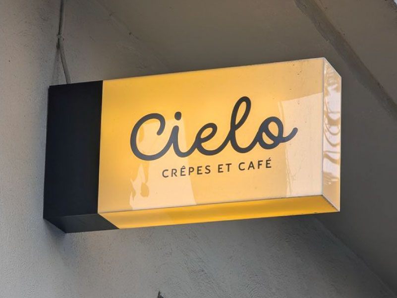 Hộp đèn chữ nhật treo tường của quán crepe và cafe