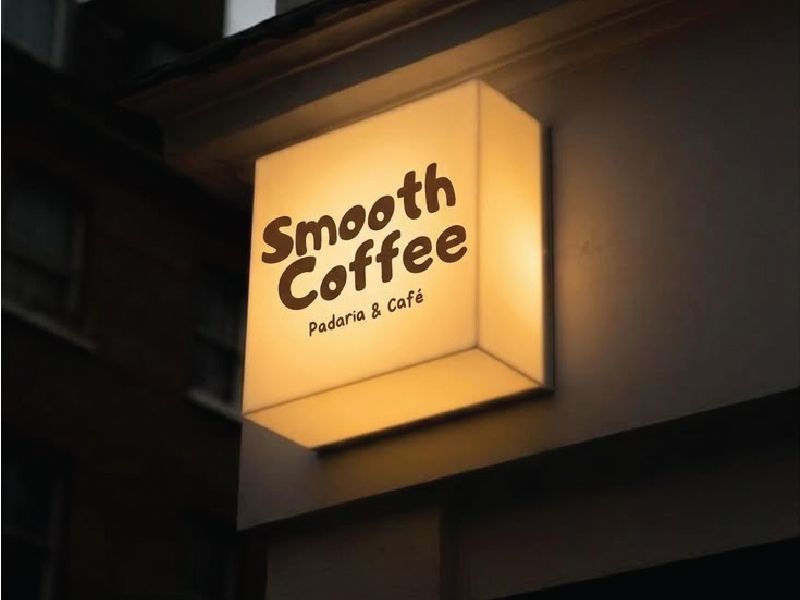 Hộp đèn vuông mặt vàng ấm của quán cafe về đêm