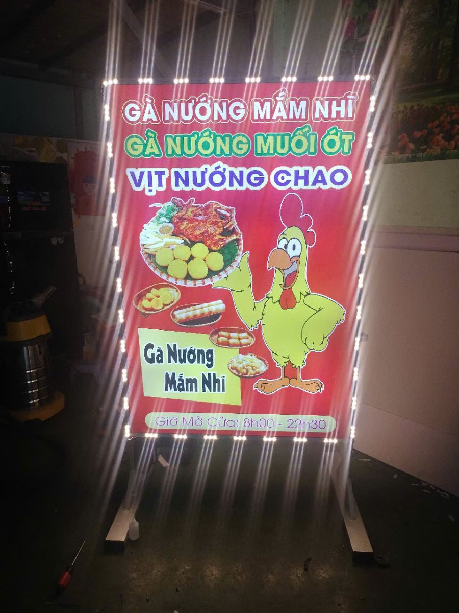Hộp đèn đứng quán gà nướng với viền đèn LED sáng chói về đêm