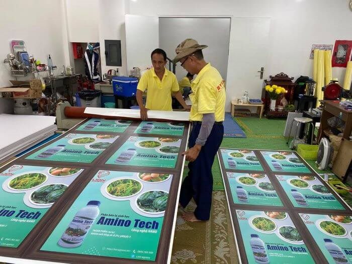 Thợ đang xếp các tấm formex in quảng cáo sản phẩm trên sàn xưởng