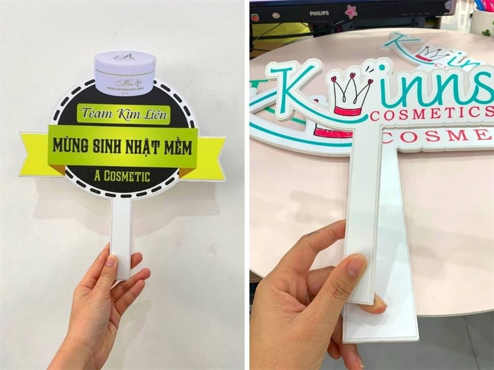 Hashtag cầm tay bằng formex in logo và lời chúc sinh nhật, có tay cầm phía sau