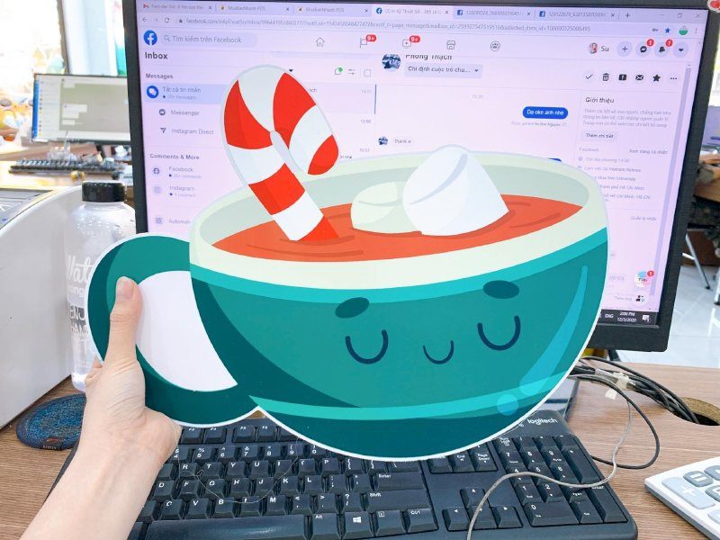 Tấm formex cắt hình tách cà phê cầm trên tay