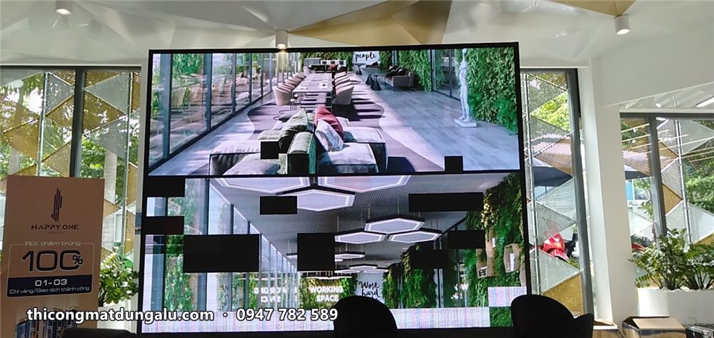 Màn hình LED trong sảnh chạy thử hình ảnh, còn vài ô chưa hiển thị