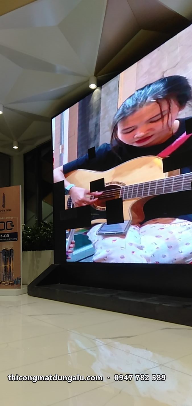 Màn hình LED hiển thị rõ nét hình cô bé chơi đàn guitar