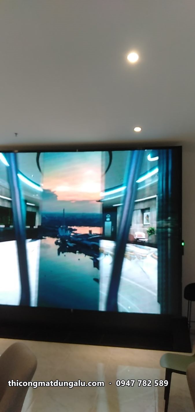 Màn hình LED cỡ lớn trong phòng tối hiển thị hình phòng khách nhìn ra biển