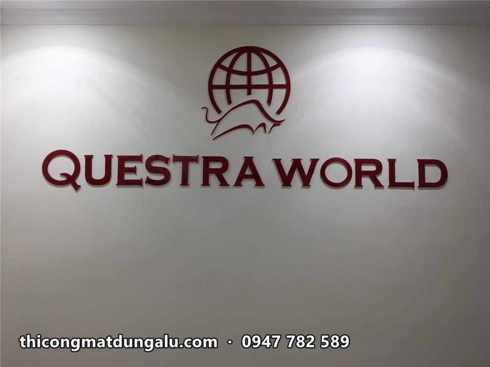 Logo Questra World biểu tượng quả địa cầu trên tường trắng, nhìn chính diện