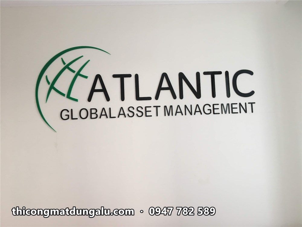 Logo Atlantic Global Asset Management chữ xanh đậm trên tường trắng