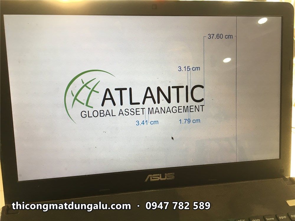 Bản vẽ kích thước logo Atlantic trên màn hình máy tính