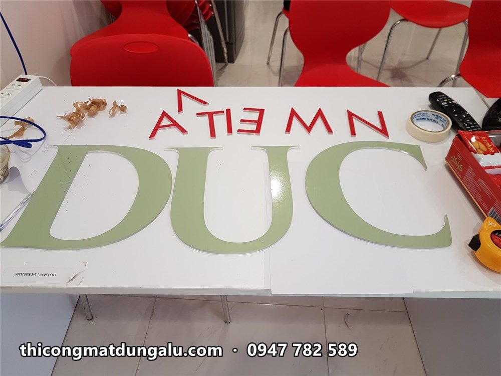 Chữ DUC và VIETNAM xếp trên bàn trước khi gắn
