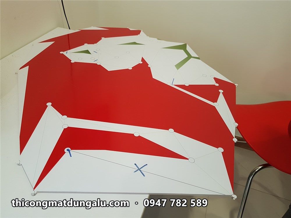 Các mảng đỏ của đầu sư tử ghép trên bàn theo file logo