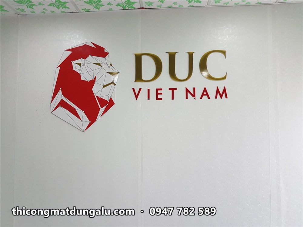 Logo DUC Việt Nam nhìn chéo trên tường trắng văn phòng