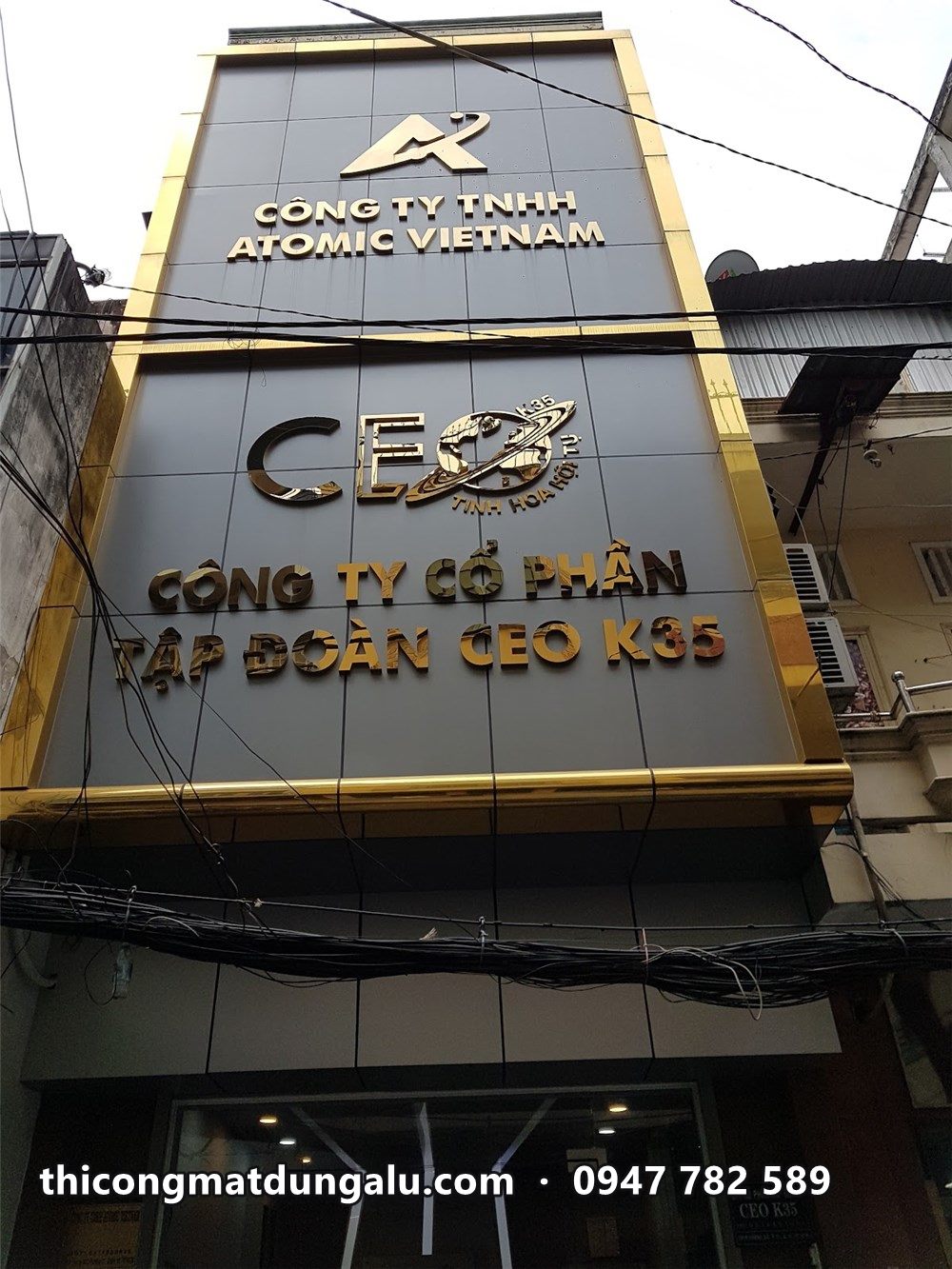 Mặt tiền tòa nhà Công ty CP Tập đoàn CEO K35 chữ vàng trên nền tối
