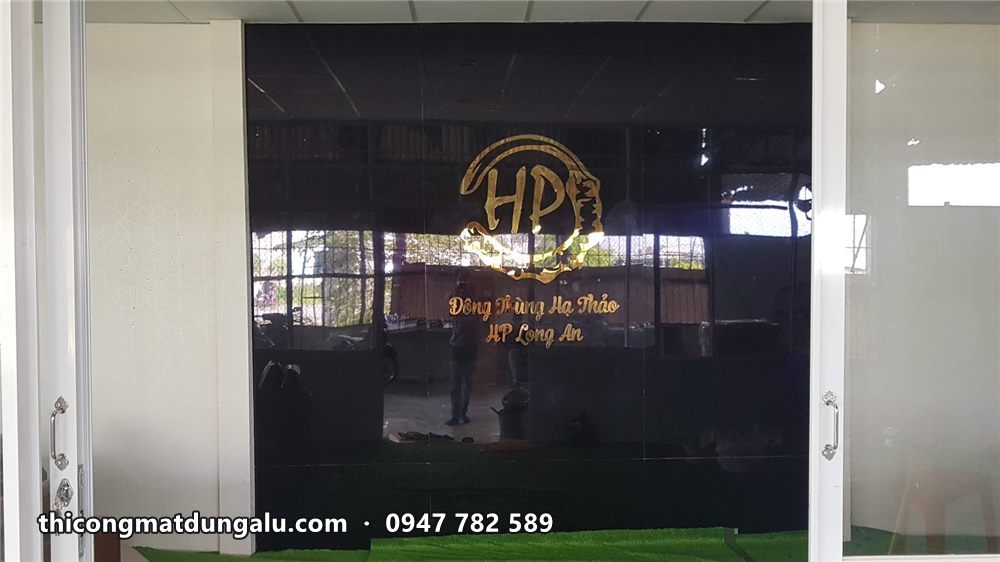 Logo inox vàng HP trên vách kính văn phòng sau khi hoàn thiện