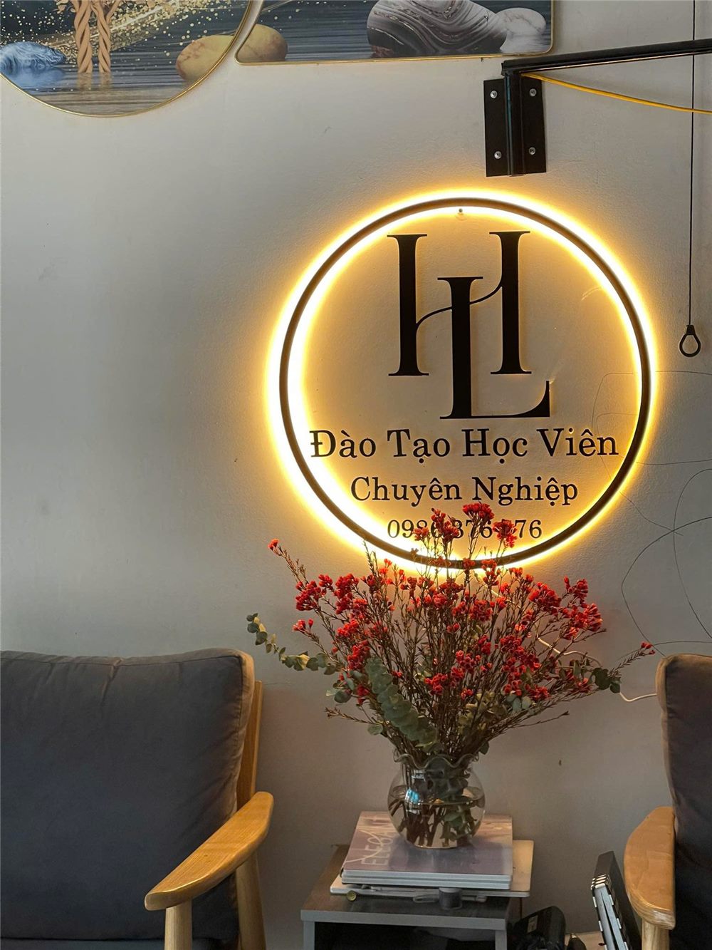 Logo vòng tròn hắt sáng treo trong sảnh spa
