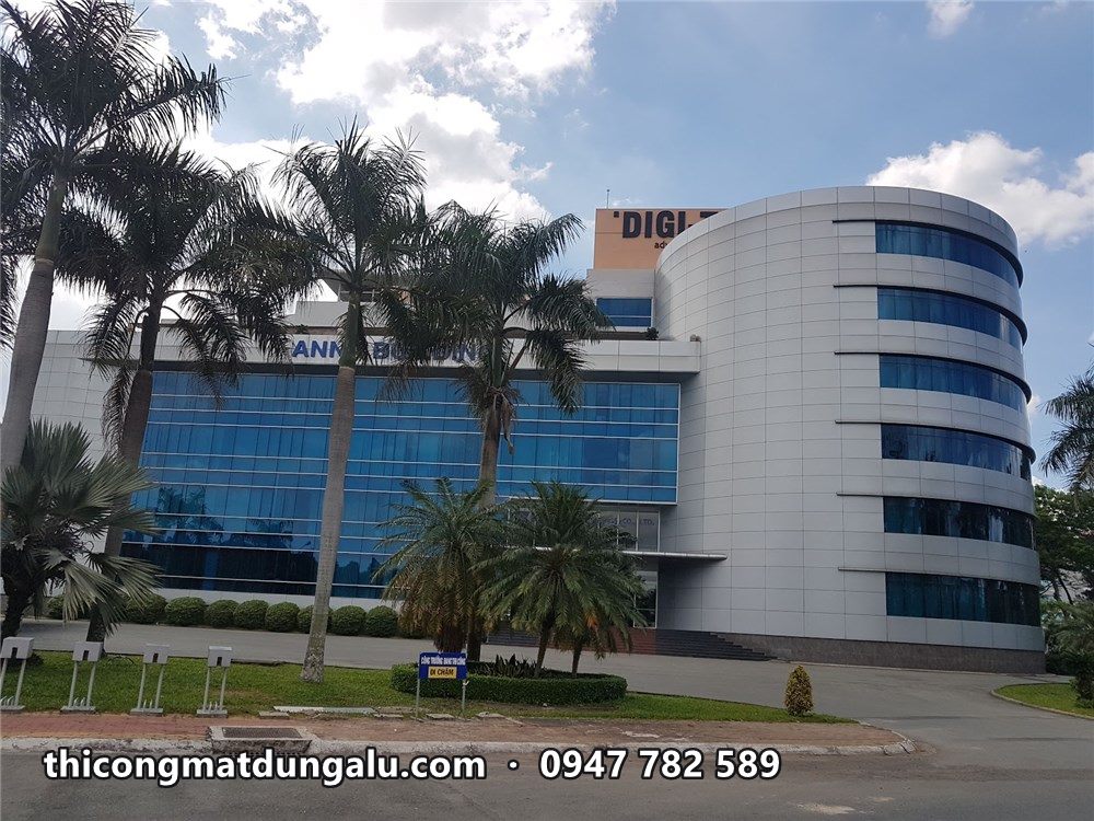 Tòa văn phòng Anna Building với khối tròn nhiều tầng và mặt kính xanh