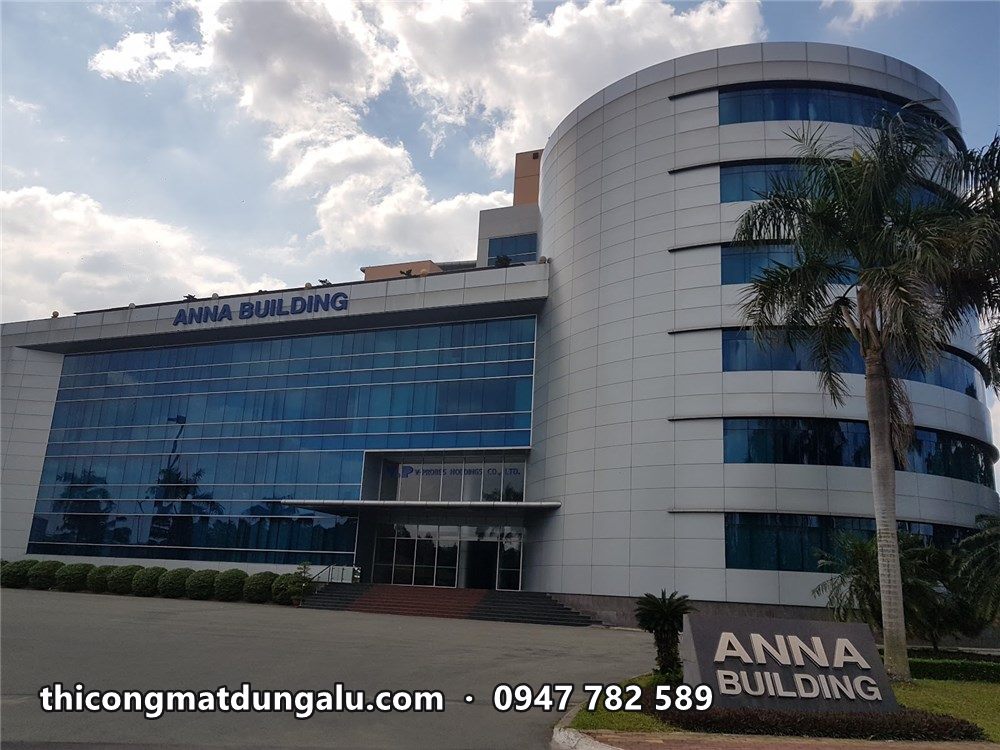 Anna Building nhìn chính diện, bảng tên đá ở bãi cỏ phía trước