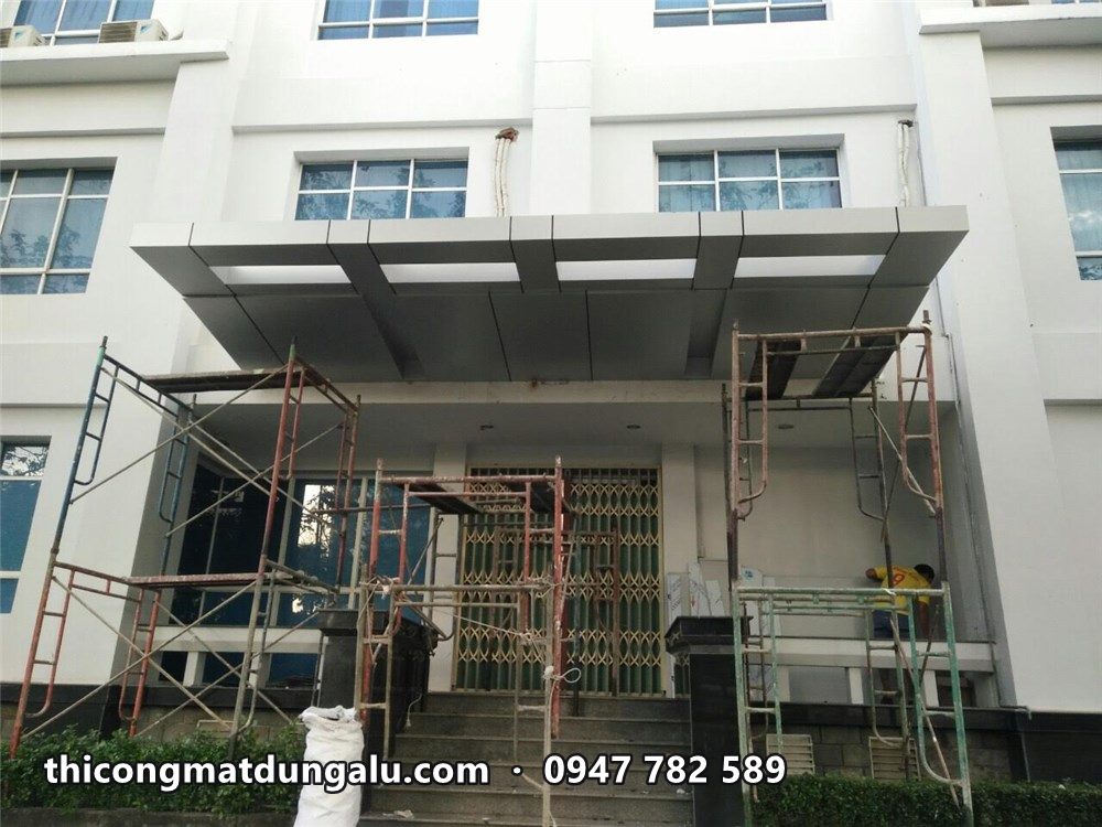 Mái đón alu nhìn chính diện, cửa kính và bậc tam cấp phía dưới