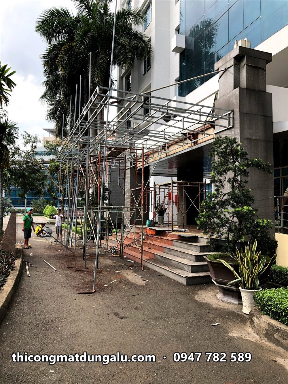 Khung mái sảnh trên hệ giàn giáo ở lối vào Saigon ICT Tower