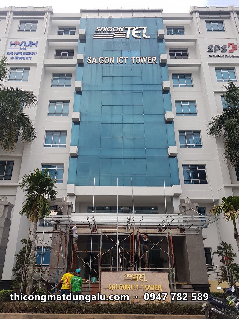 Saigon ICT Tower nhìn chính diện, chữ tên trên đỉnh và mái sảnh đang dựng