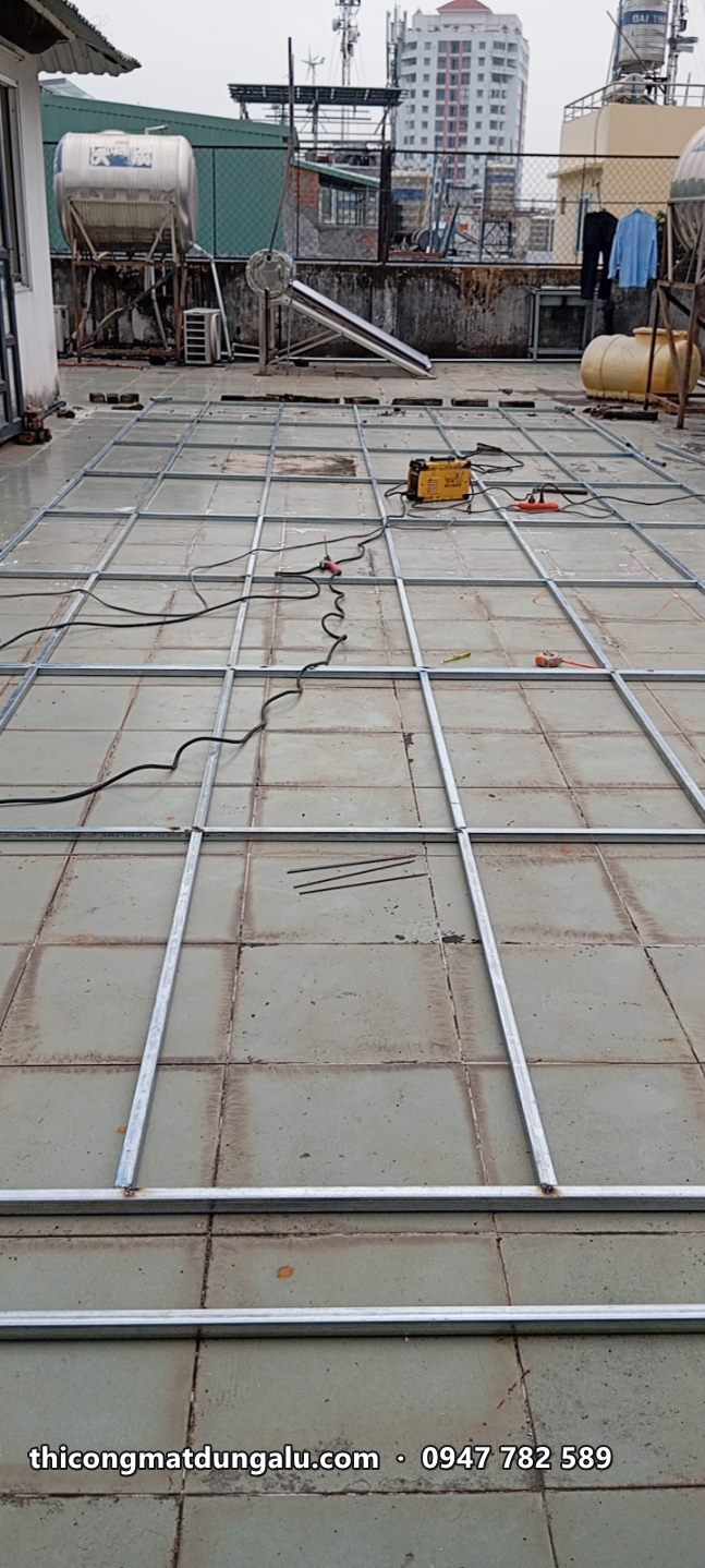Khung sắt hộp chia ô hàn trên sân thượng, chuẩn bị ốp tấm alu