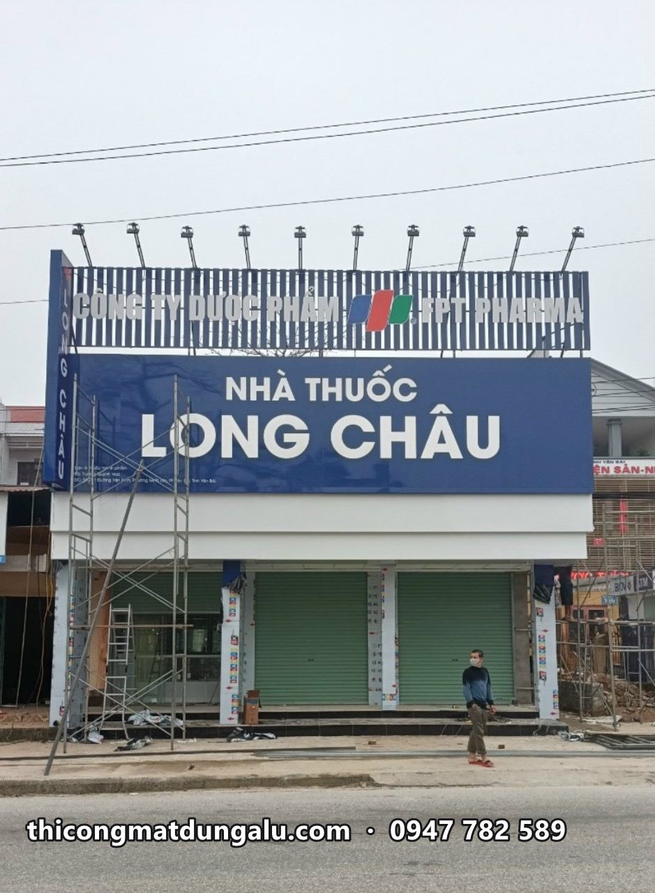 Nhà thuốc Long Châu hoàn thiện, biển xanh dương chữ trắng trên mặt tiền rộng