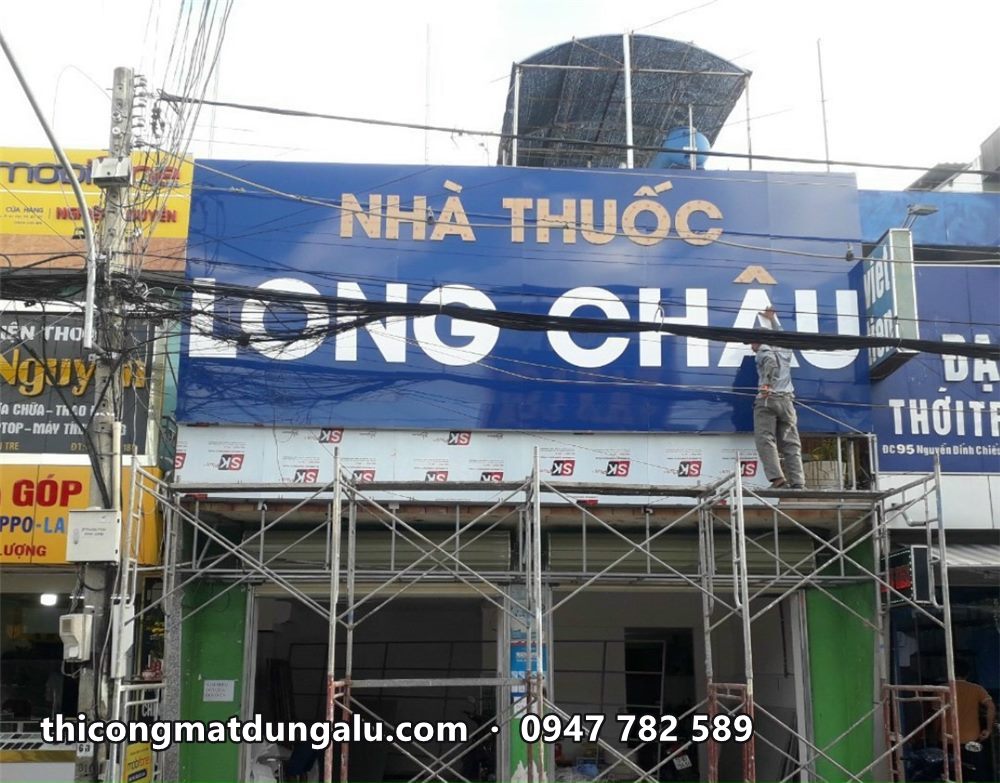 Một cửa hàng Long Châu khác với biển xanh đang lắp, giàn giáo phía trước