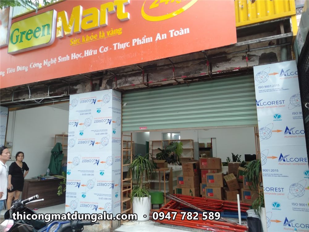 Siêu thị Green Mart 247 bảng cam, trụ hai bên đang dán tấm alu còn màng