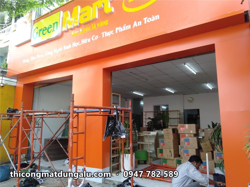 Mặt tiền Green Mart 247 ốp alu cam đồng bộ với bảng hiệu