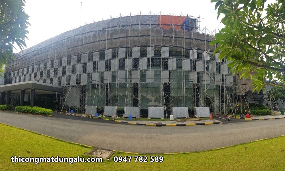 Khối văn phòng nhà máy Stella dài bốn tầng đang ốp mặt dựng, giàn giáo phía trên