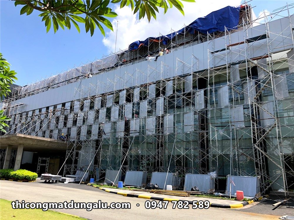 Nhìn chéo mặt dựng ô cờ đang lắp và sảnh đón khối văn phòng