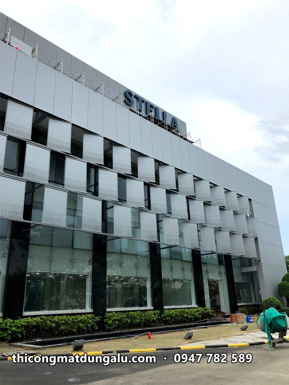 Khối văn phòng Stella hoàn thiện, chữ Stella trên đỉnh đầu hồi