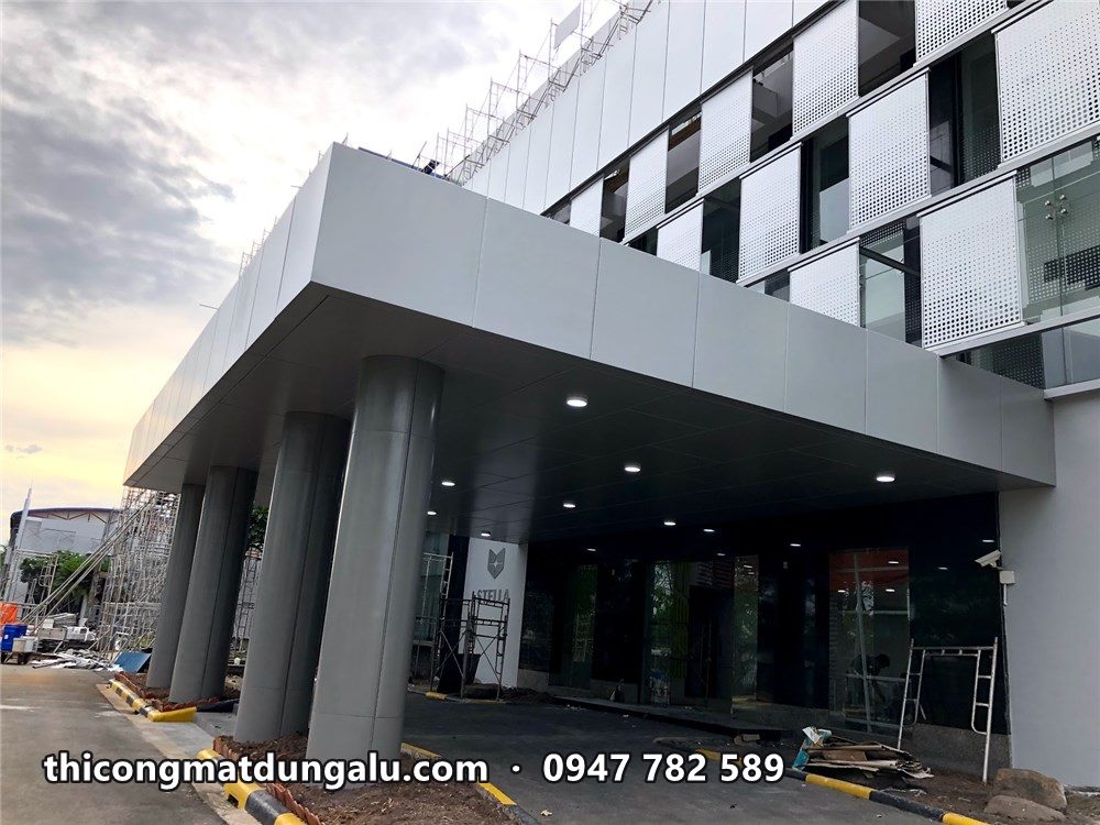 Sảnh đón khối văn phòng ốp alu xám với hàng cột tròn