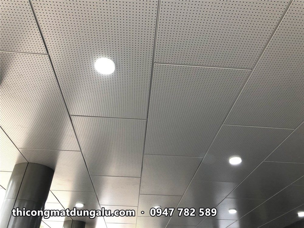 Trần sảnh ốp tấm alu trắng với đèn âm trần