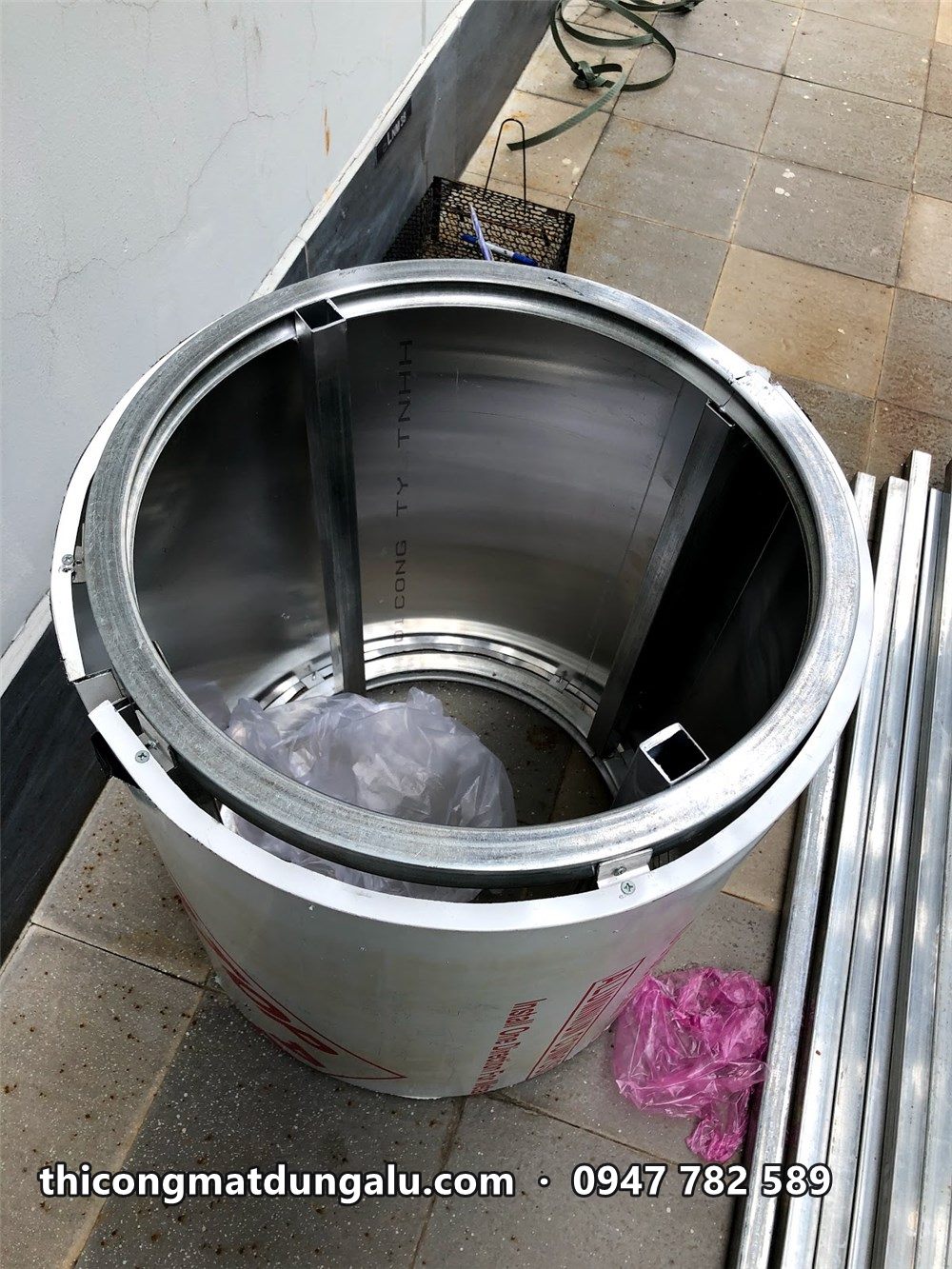 Tấm bọc cột tròn cuộn sẵn theo đường kính, còn màng bảo vệ