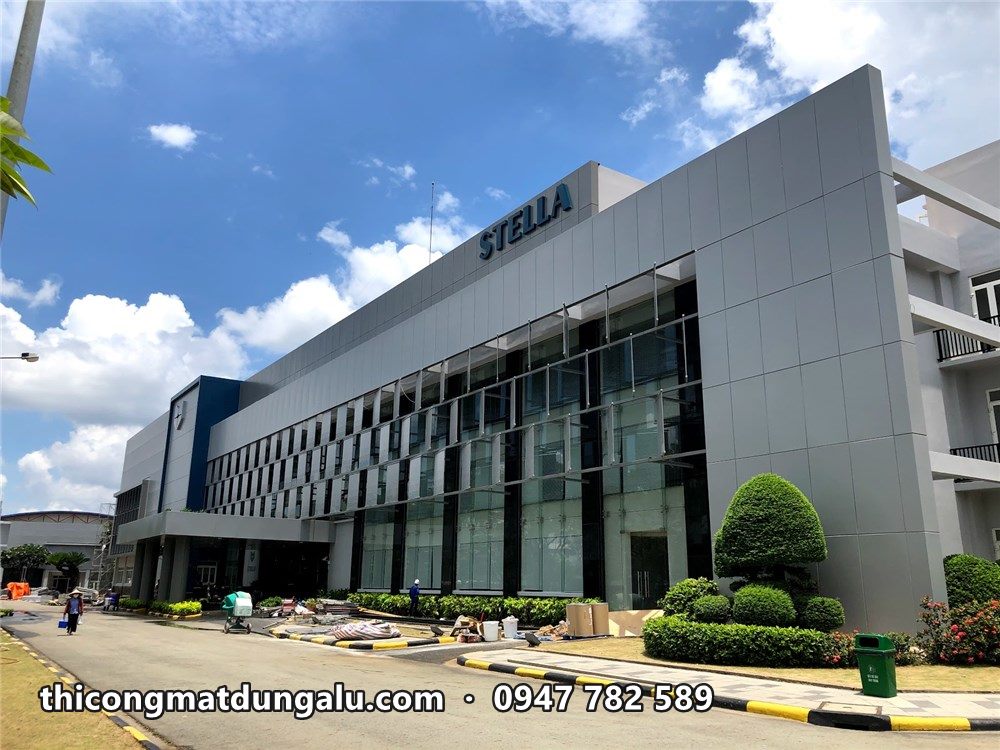Toàn cảnh khối văn phòng nhà máy Stella với mặt dựng ô cờ và đầu hồi alu xám