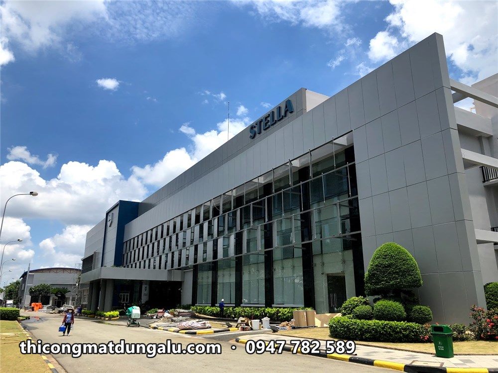 Khối văn phòng Stella nhìn từ đường nội bộ, bồn cây phía trước
