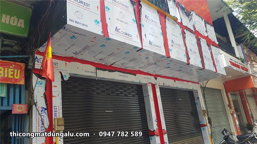 Khung sắt và tấm alu ốp quanh ban công, nhìn từ góc đường