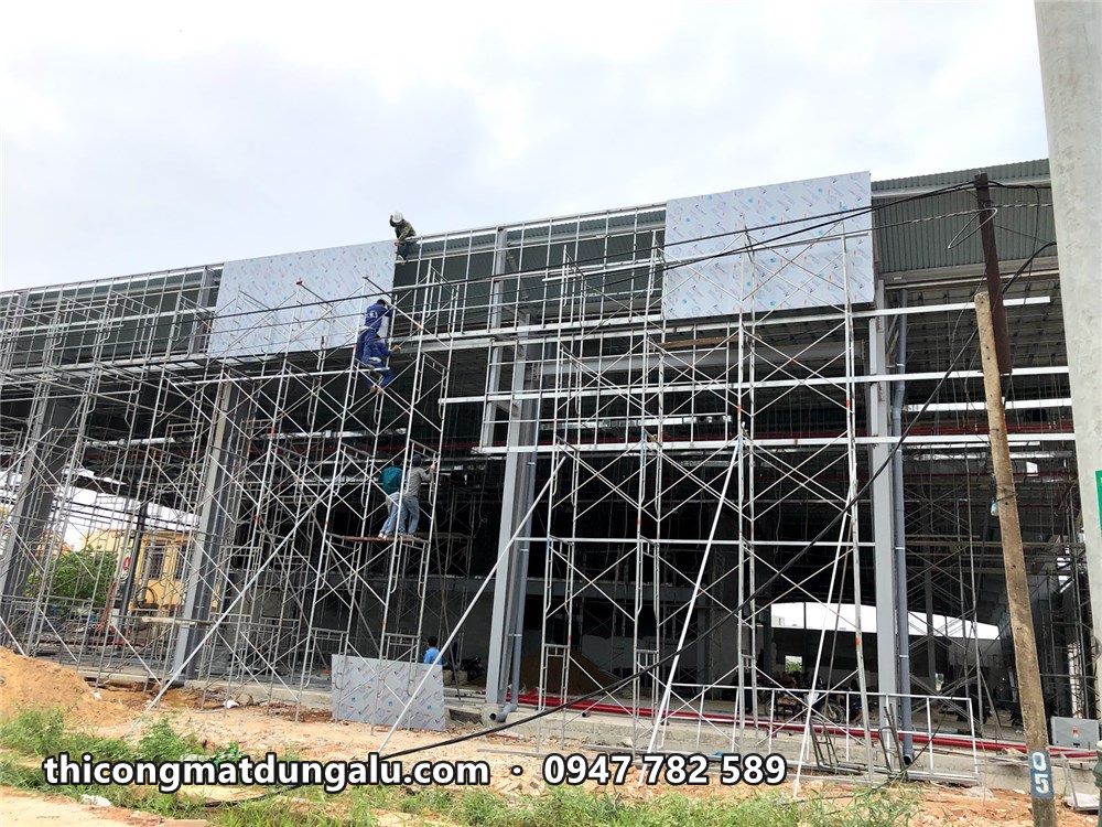 Giàn giáo dựng kín mặt tiền showroom, khung xương alu đang lên phía trên
