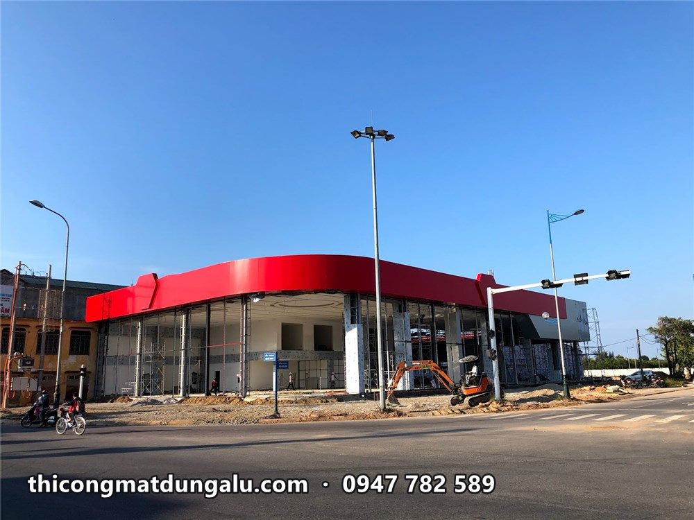 Showroom VinFast nhìn từ xa với dải mái cong đỏ đã ốp xong trên toàn mặt tiền