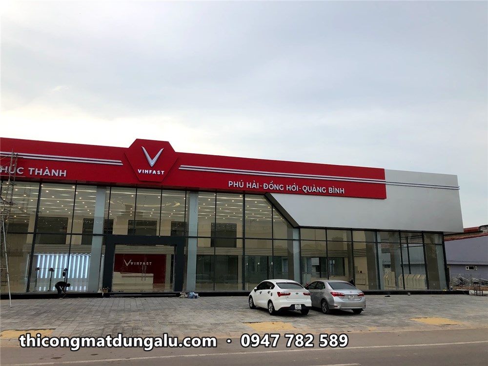 Showroom VinFast Phúc Thành toàn cảnh, xe đậu trước sân, trời nhiều mây