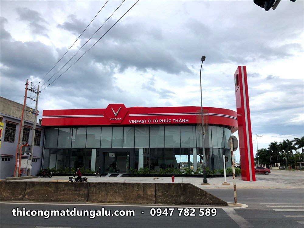 Showroom VinFast nhìn từ ngã tư cùng trụ pylon đỏ đứng bên cạnh