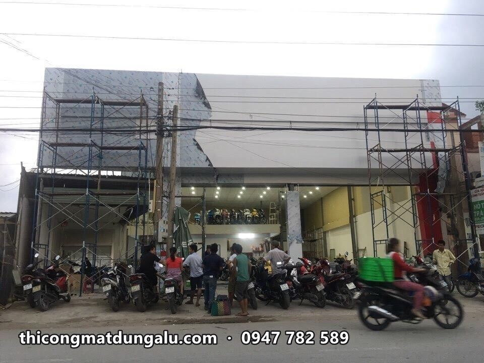Showroom nhìn chính diện, giàn giáo còn ở hai đầu, khách đứng trước cửa