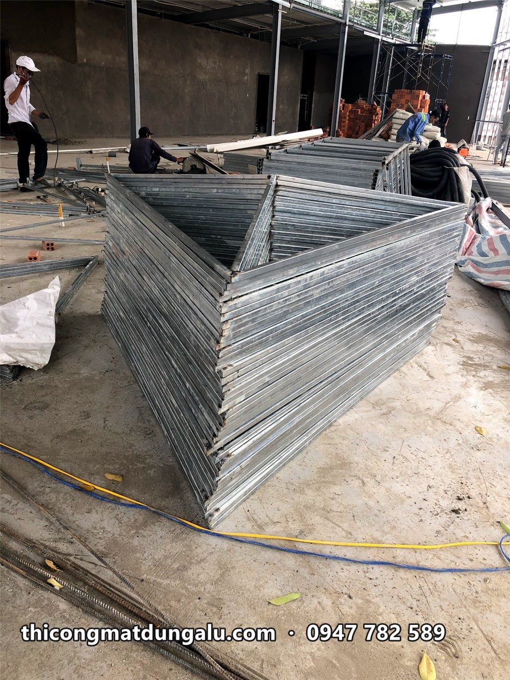 Các khung tam giác bằng thép hộp xếp chồng trên nền công trường