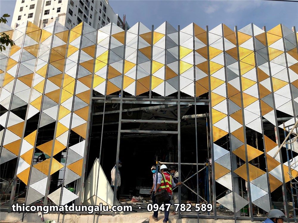 Mặt dựng tam giác ba màu đã phủ phần lớn mặt tiền, lối vào ở giữa còn trống