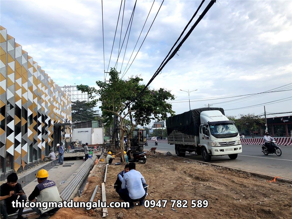 Mặt dựng tam giác nhìn dọc vỉa hè, thợ làm cảnh quan phía trước