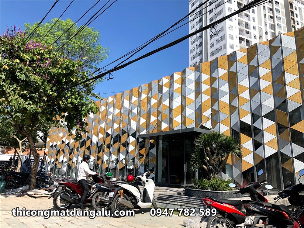 Nhà mẫu Happy One Central ban ngày với mặt dựng tam giác ba màu, tòa chung cư phía sau