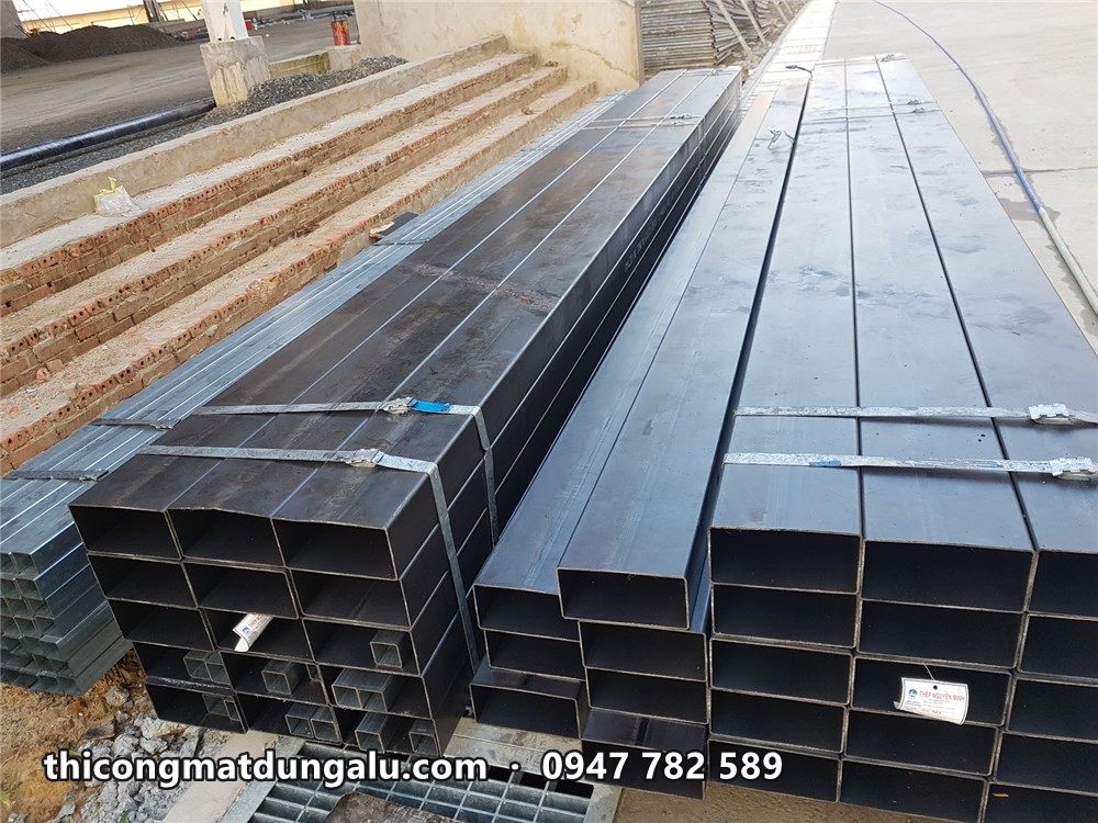 Thép hộp đen tập kết tại công trình để làm khung xương mặt dựng